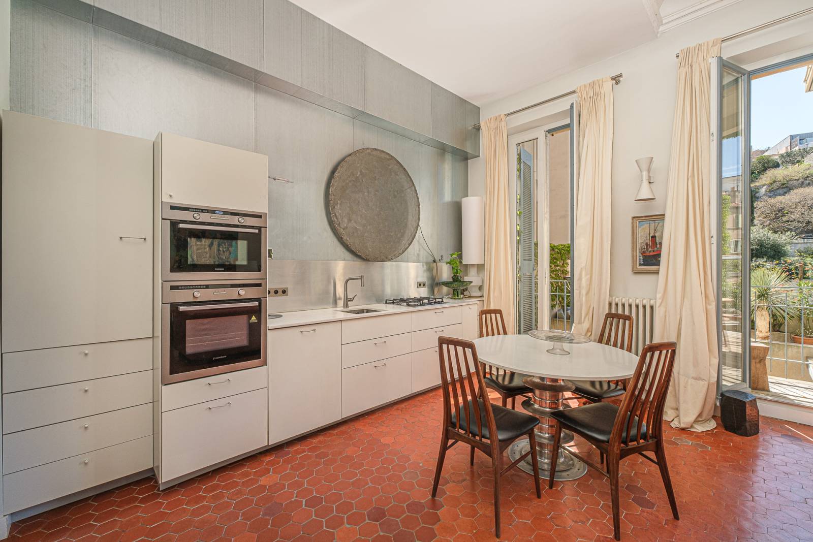 Cuisine ouverte dans un appartement bourgeois