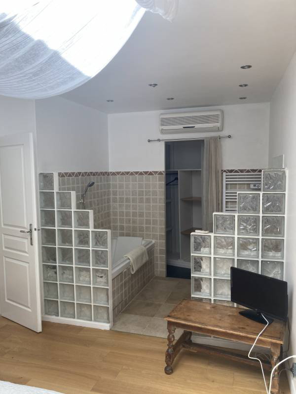 CHAMBRE AVEC SALLE DE BAINS