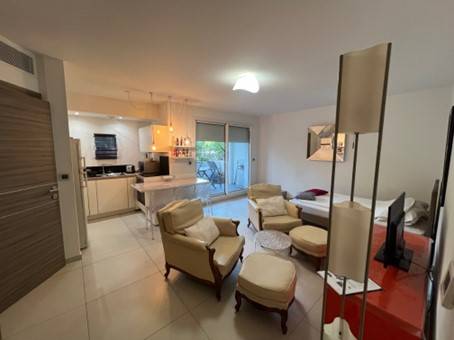 APPARTEMENT MEUBLE  AVEC SA TERRASSE - 13008 MARSEILLE