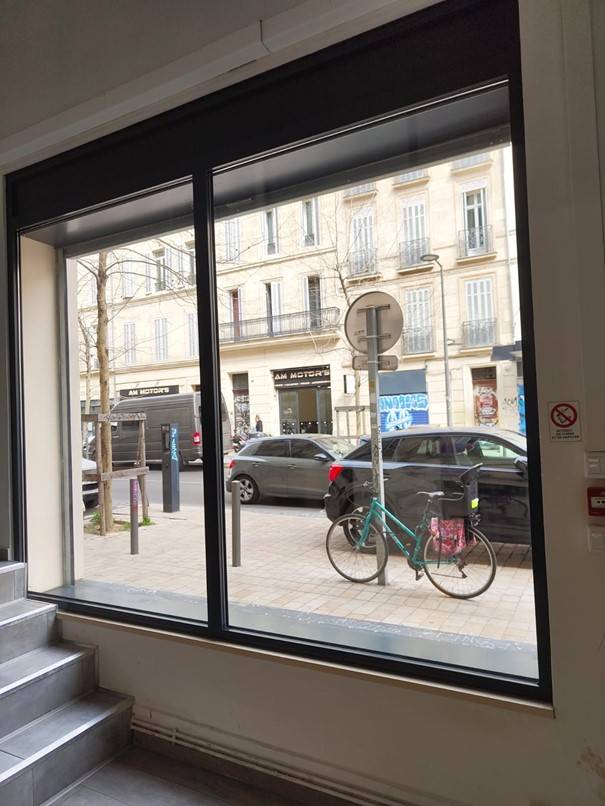 local commercial avec vitrine 13006