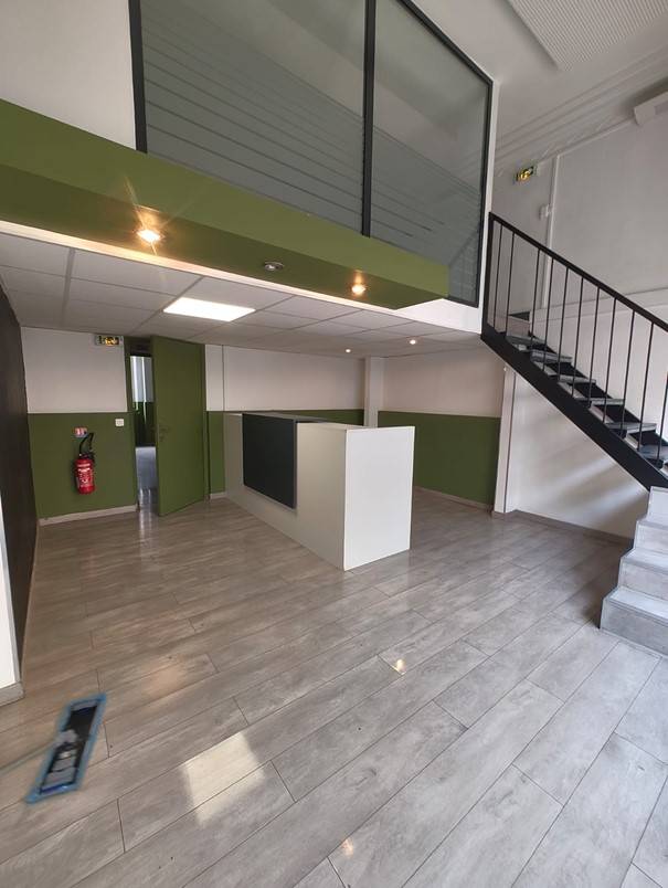 local commercial avec vitrine 13006