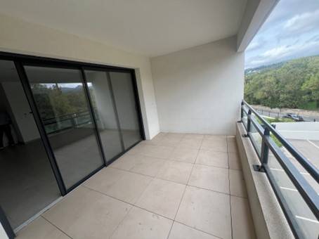 Grande terrasse avec baie vitrée