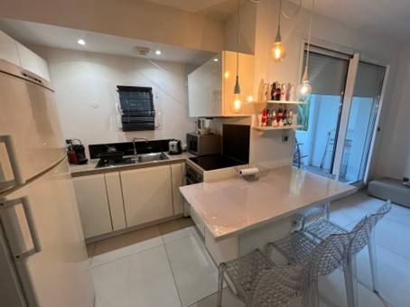 APPARTEMENT MEUBLE  AVEC SA TERRASSE - 13008 MARSEILLE