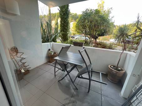 APPARTEMENT MEUBLE  AVEC SA TERRASSE - 13008 MARSEILLE