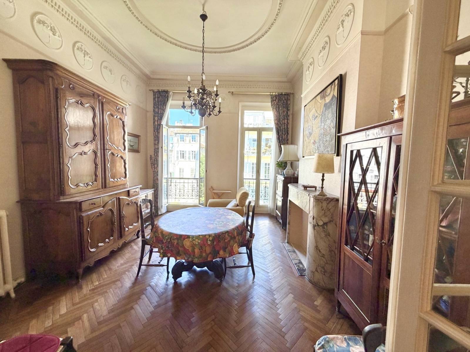 Grande salle à manger accueillante