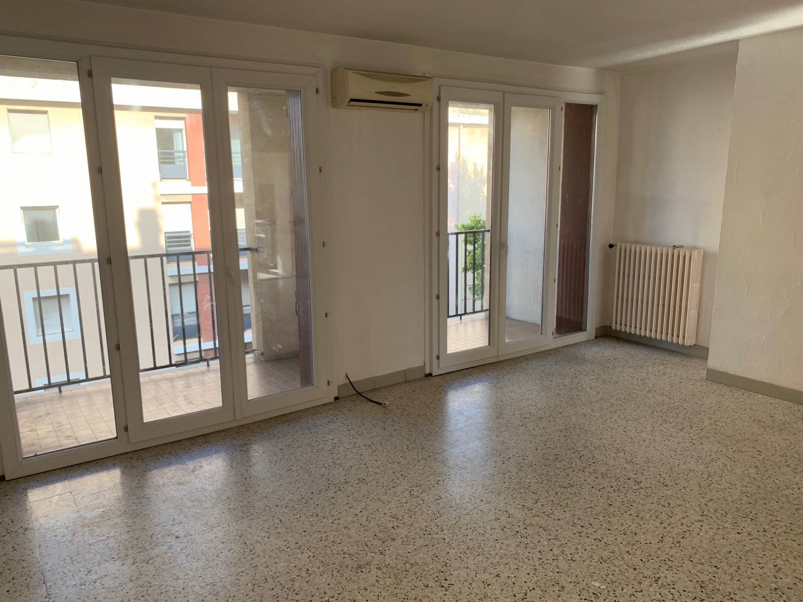 salon avec terrasse 13010