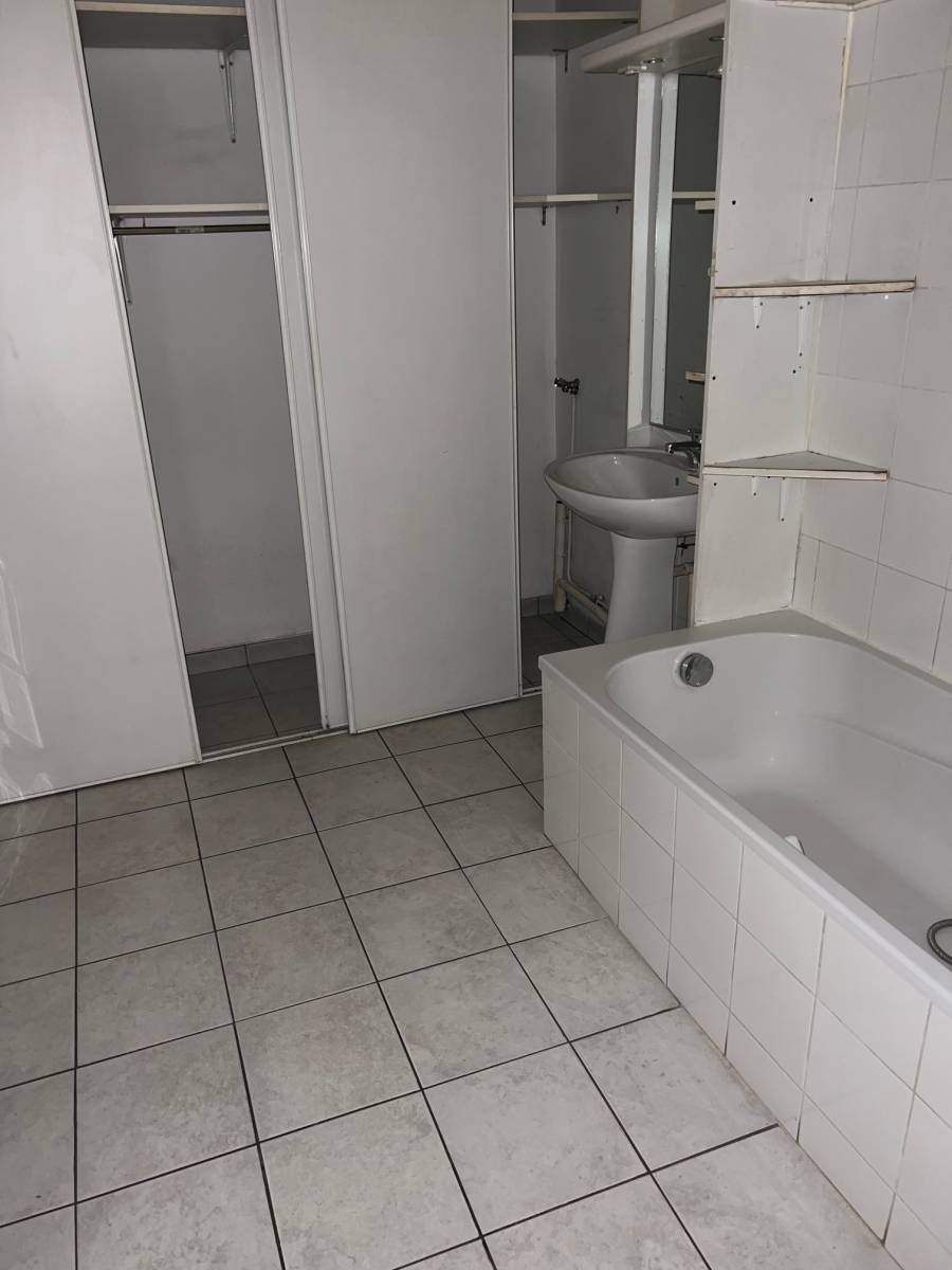 SALLE DE BAIN AVEC BAIGNOIRE