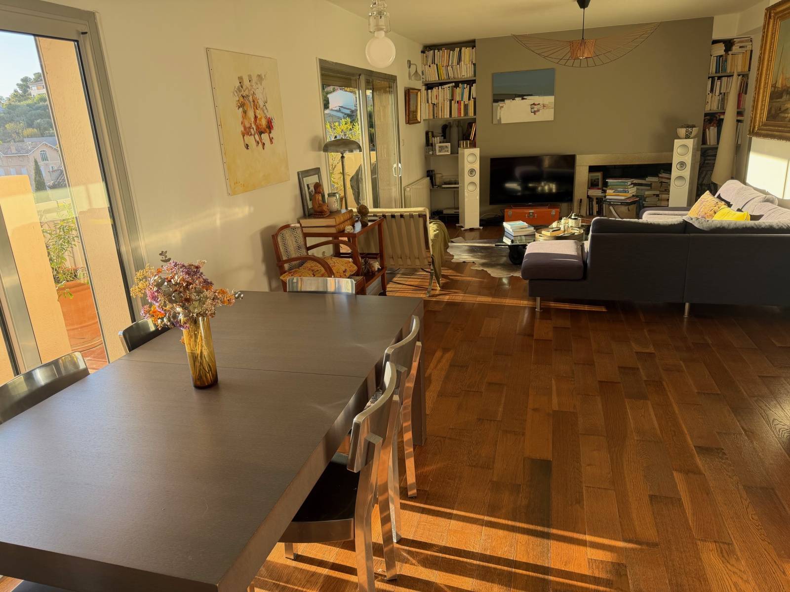 Séjour avec salle à manger lumineuse