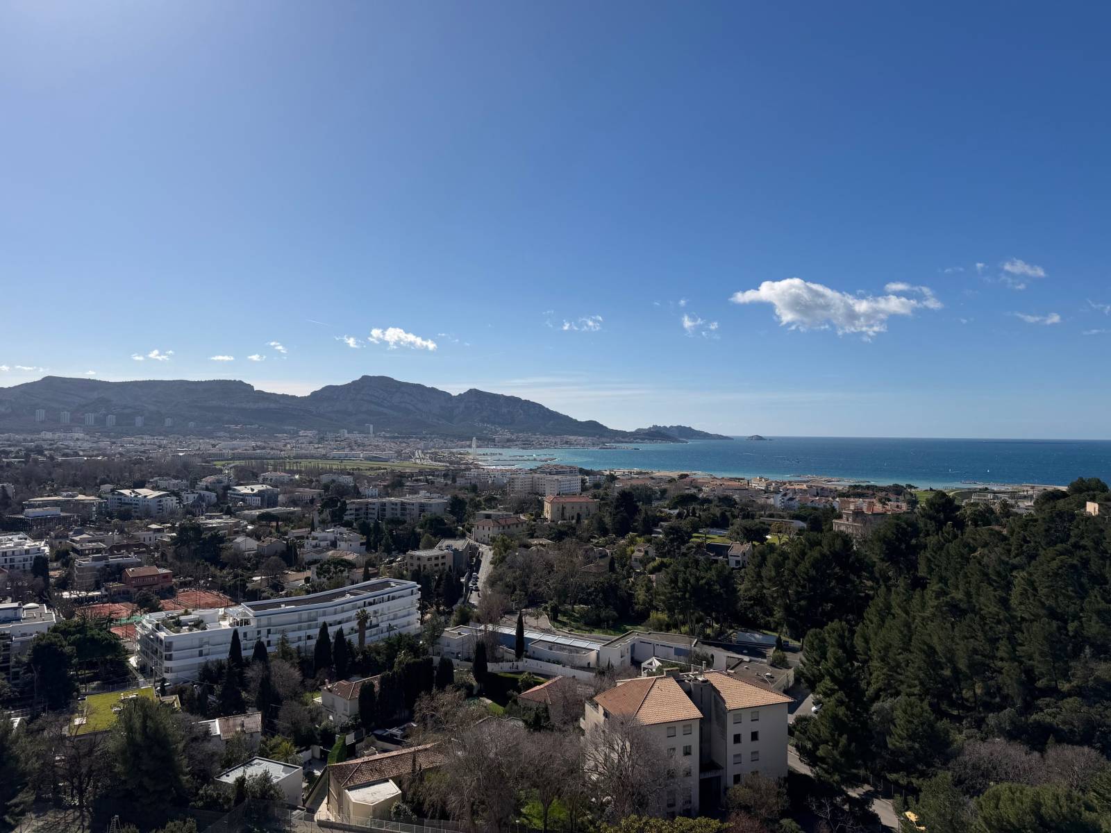 VUE PANORAMIQUE SUR LA MER ENSOLEILLEE