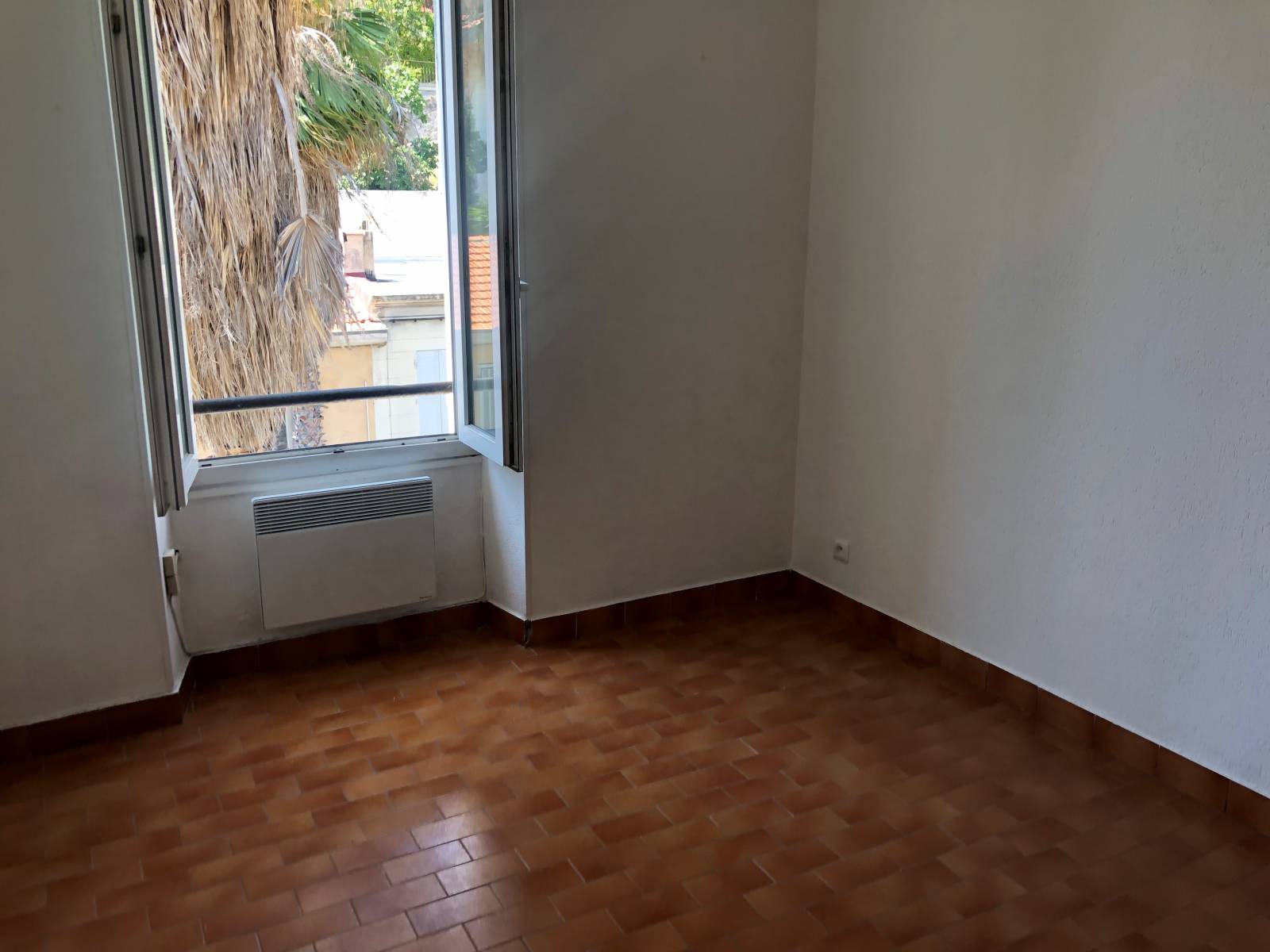 PROCHE MER T2 AVEC COUR