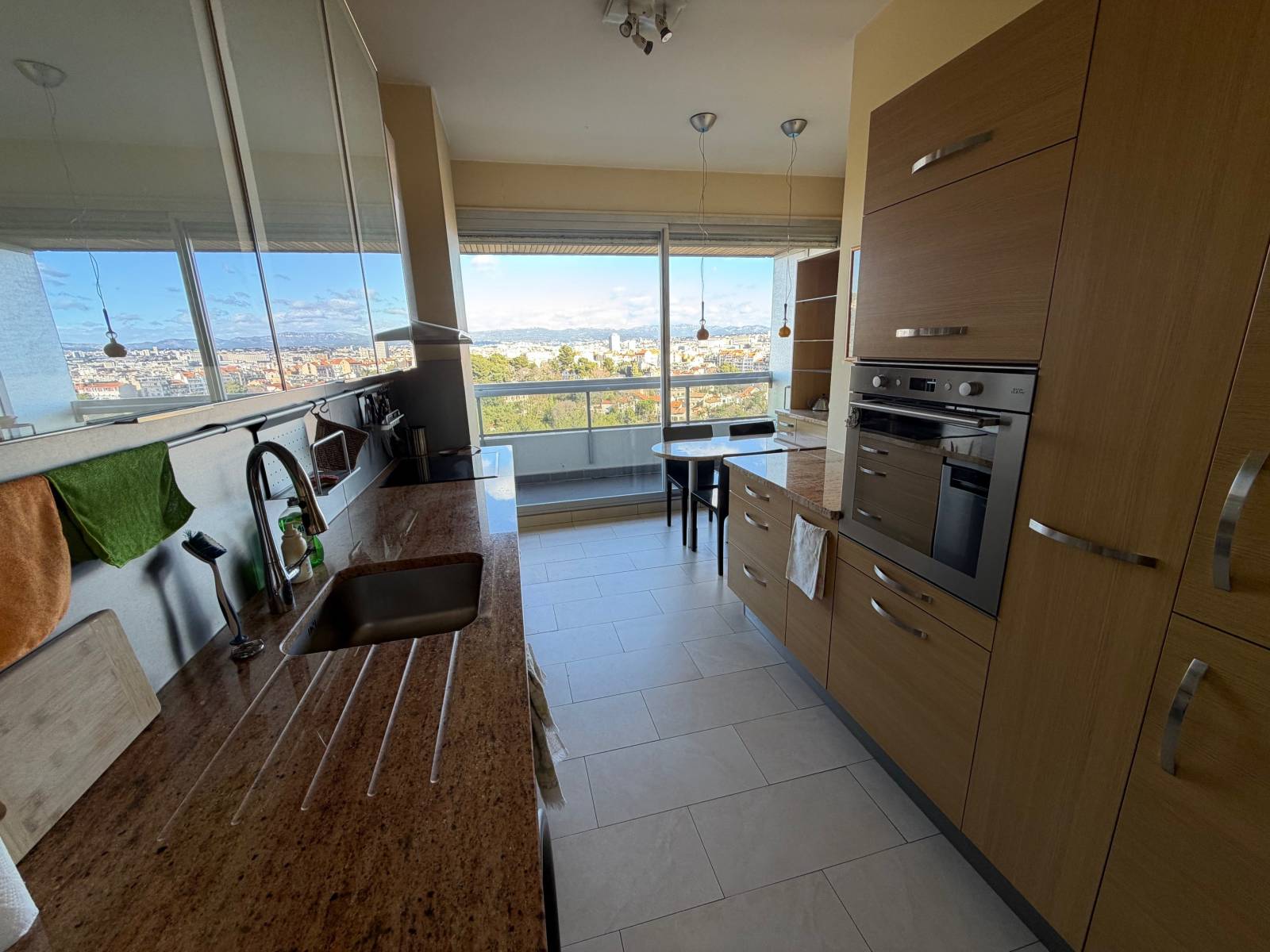 GRANDE CUISINE EQUIPEE AVEC SA TERRASSE