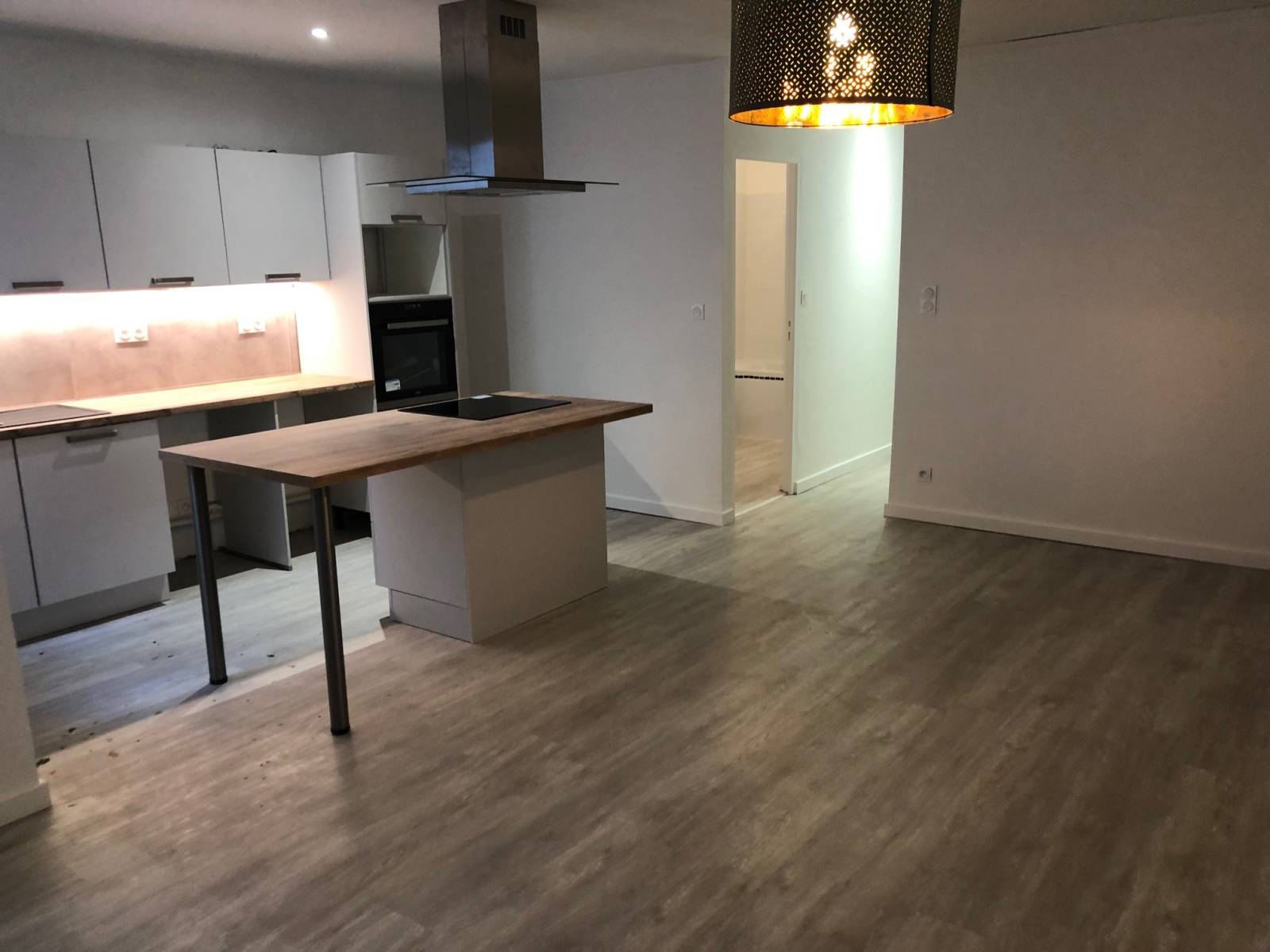 Location duplex T3 avec petit patio et cuisine équipée ouverte Marseille 13006 quartier préfecture 
