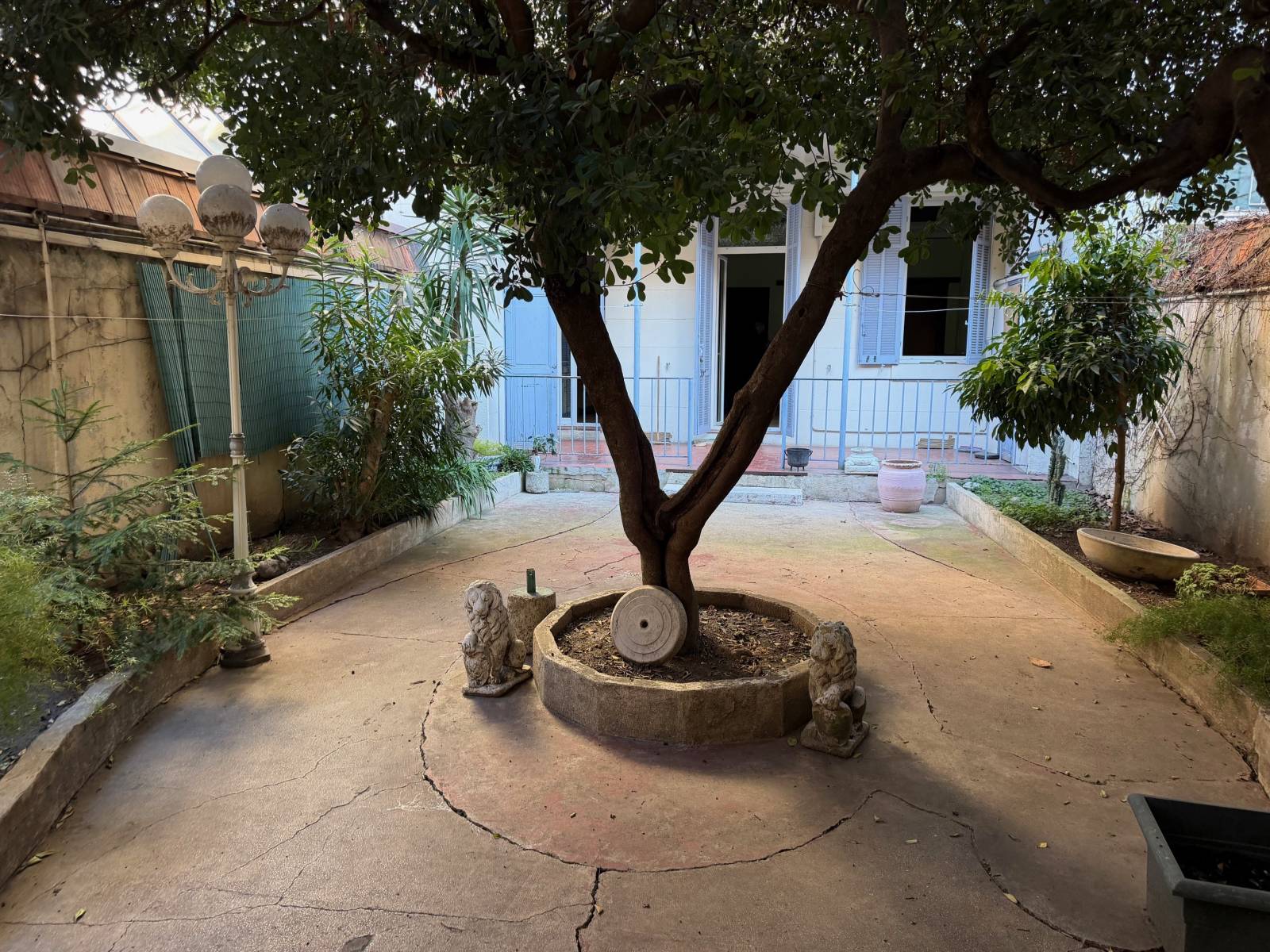 Rez de jardin avec dépendance en fond