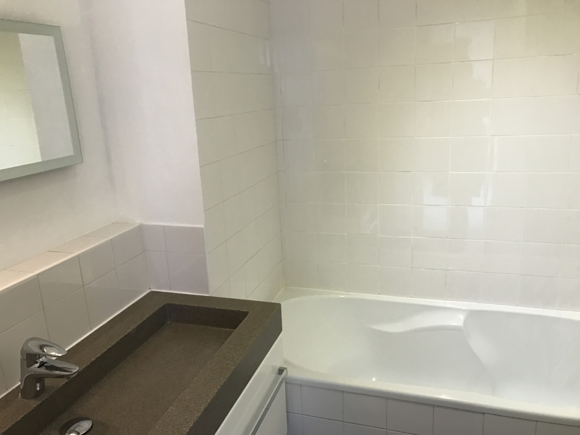 salle de bains avec baignoire 13008