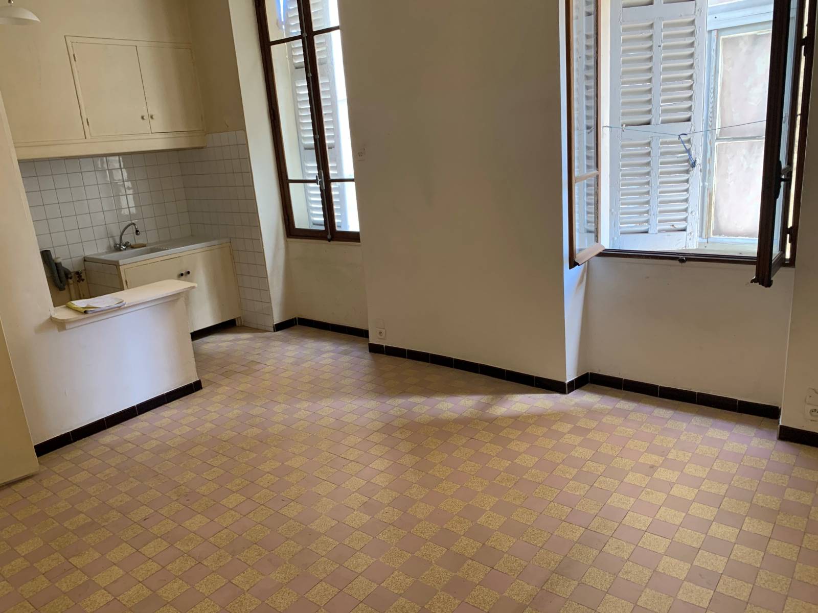 séjour cuisine américaine 13006