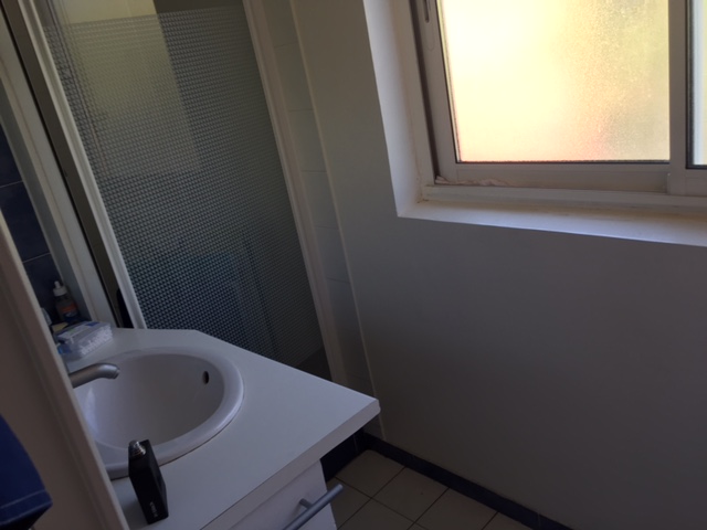 salle d'eau avec fenètre 13008