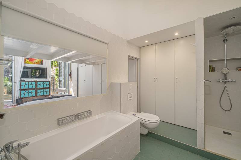 Salle de bains avec douche et baignoire 13006chambre sur une terrasse