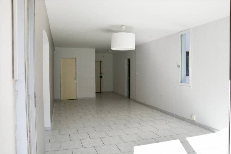 séjour lumineux avec salle à manger donnant sur une terrasse 13009 au Roy d'Espagne