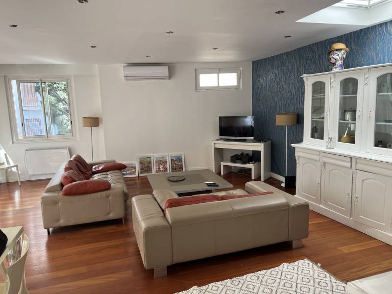 Grand séjour lumineux avec cuisine américaine 13008 appartement meublé dans une copropriété fermée