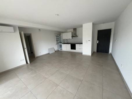 Grand séjour avec cuisine