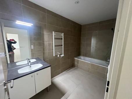 Salle de bain avec baignoire