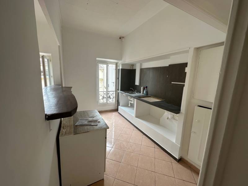 Coin cuisine entre ouvert sur le séjour 13006 MARSEILLE