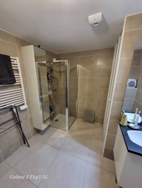 Appartement T2  très élégant, proche du village de la Valentine