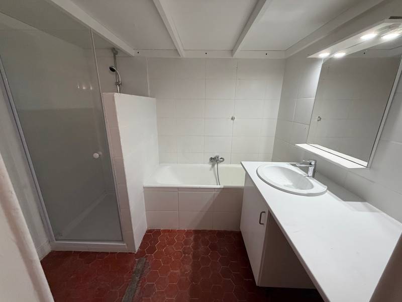 Salle de bain avec douche 