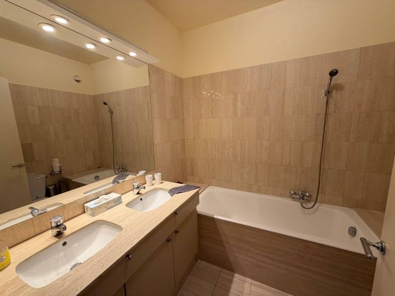 SALLE DE BAIN AVEC BAIGNOIRE MODERNE