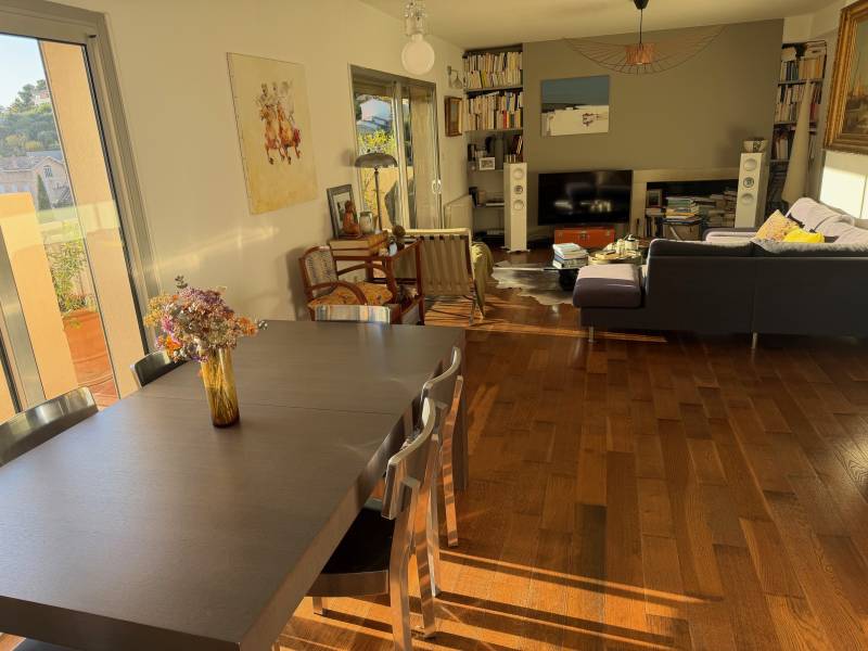 Séjour avec salle à manger lumineuse