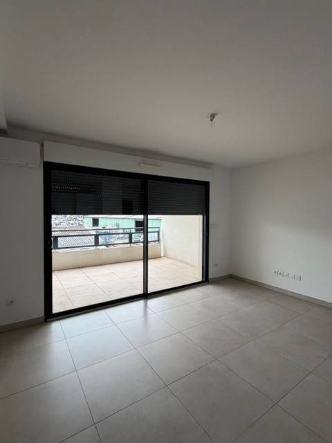 Grand séjour lumineux de 24.31 m² donnant sur terrasse