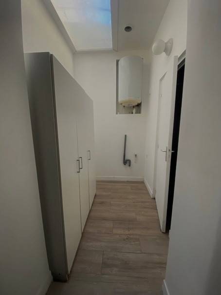 Buanderie séparant chambre et salle de douche