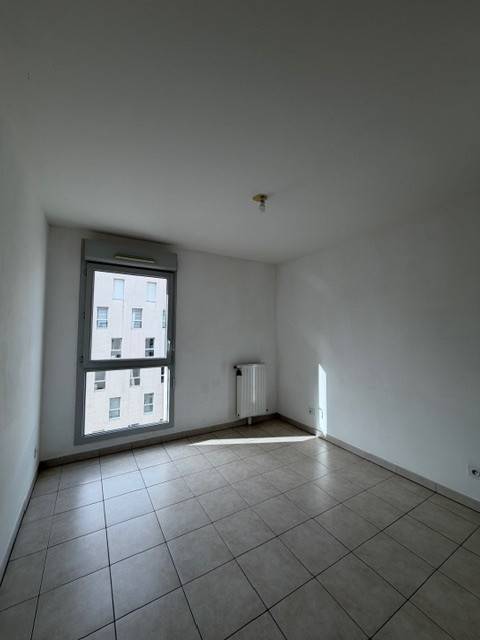 Chambre 2 lumineuse avec dressing 