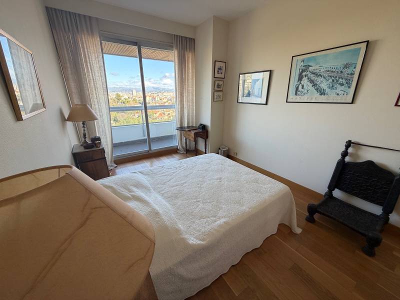 GRANDE CHAMBRE AVEC SA TERRASSE LUMINEUSE