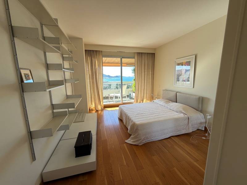 GRANDE CHAMBRE AVEC SA TERRASSE VUE MER