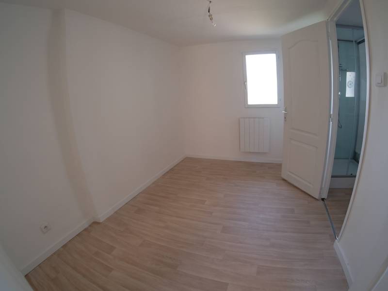 Chambre donnant sur la Salle d'eau 