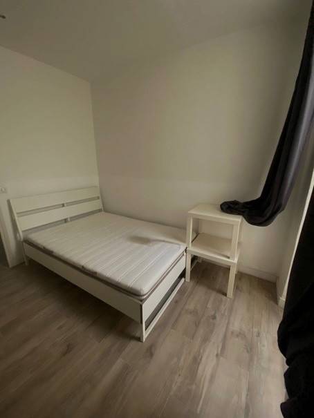 Grande chambre donnant sur salle de douche