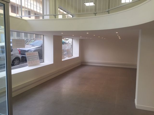 Local professionnel Marseille 13002  joliette deux vitrines sur la rue