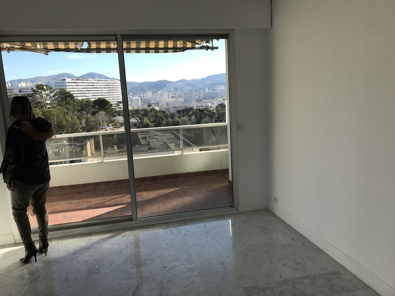 salon avec terrasse marseille 13008