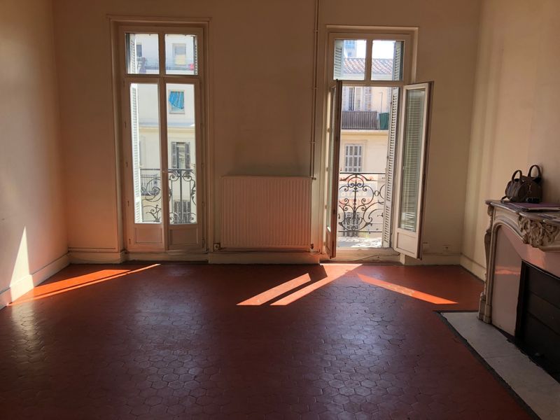 sejour lumineux avec cheminée marseille 13006