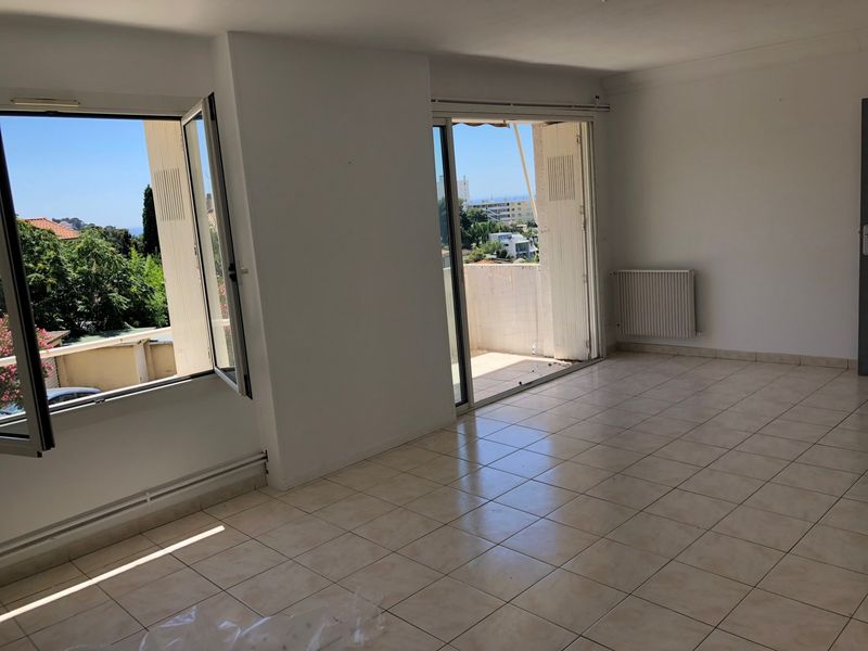 sejour dans le roucas avec une terrasse