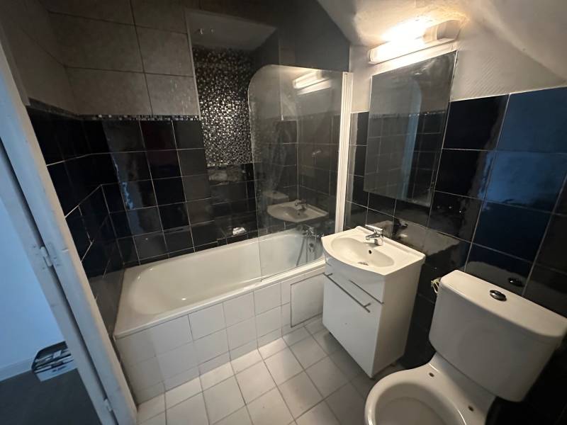 salle de bains avec une baignoire