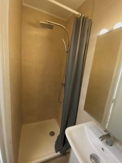 Salle de douche équipée 