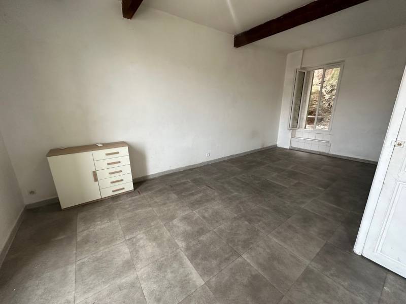 chambre avec une salle de bains