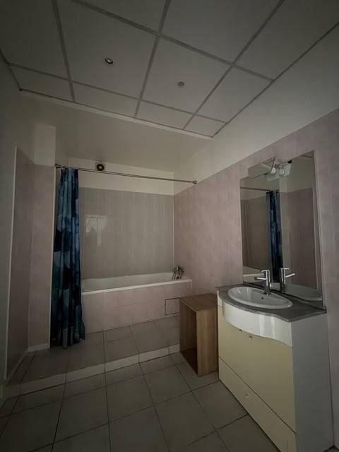 GRANDE SALLE DE BAIN avec sèche serviette 