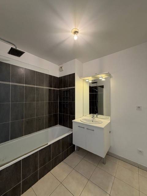 Salle de bain avec baignoire