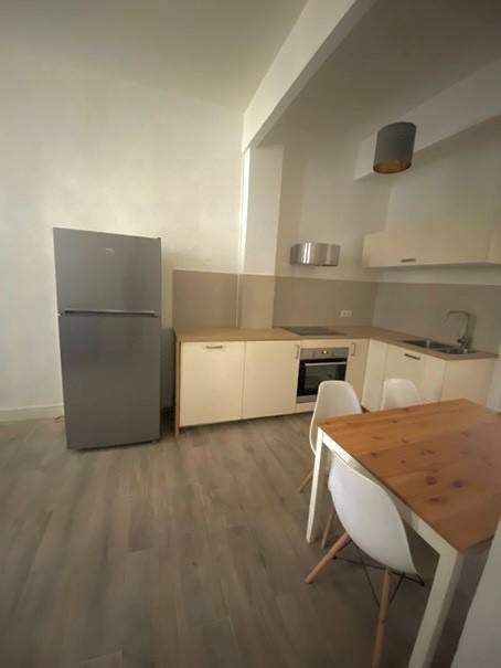 Séjour donnant sur kitchenette