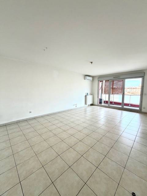 Grand séjour lumineux accès terrasse