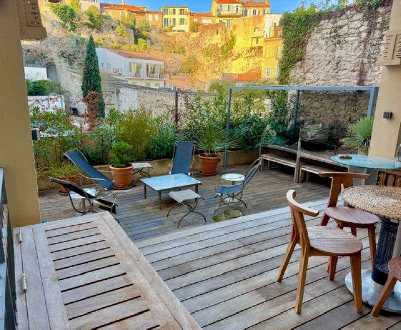 GRANDE TERRASSE LUMINEUSE